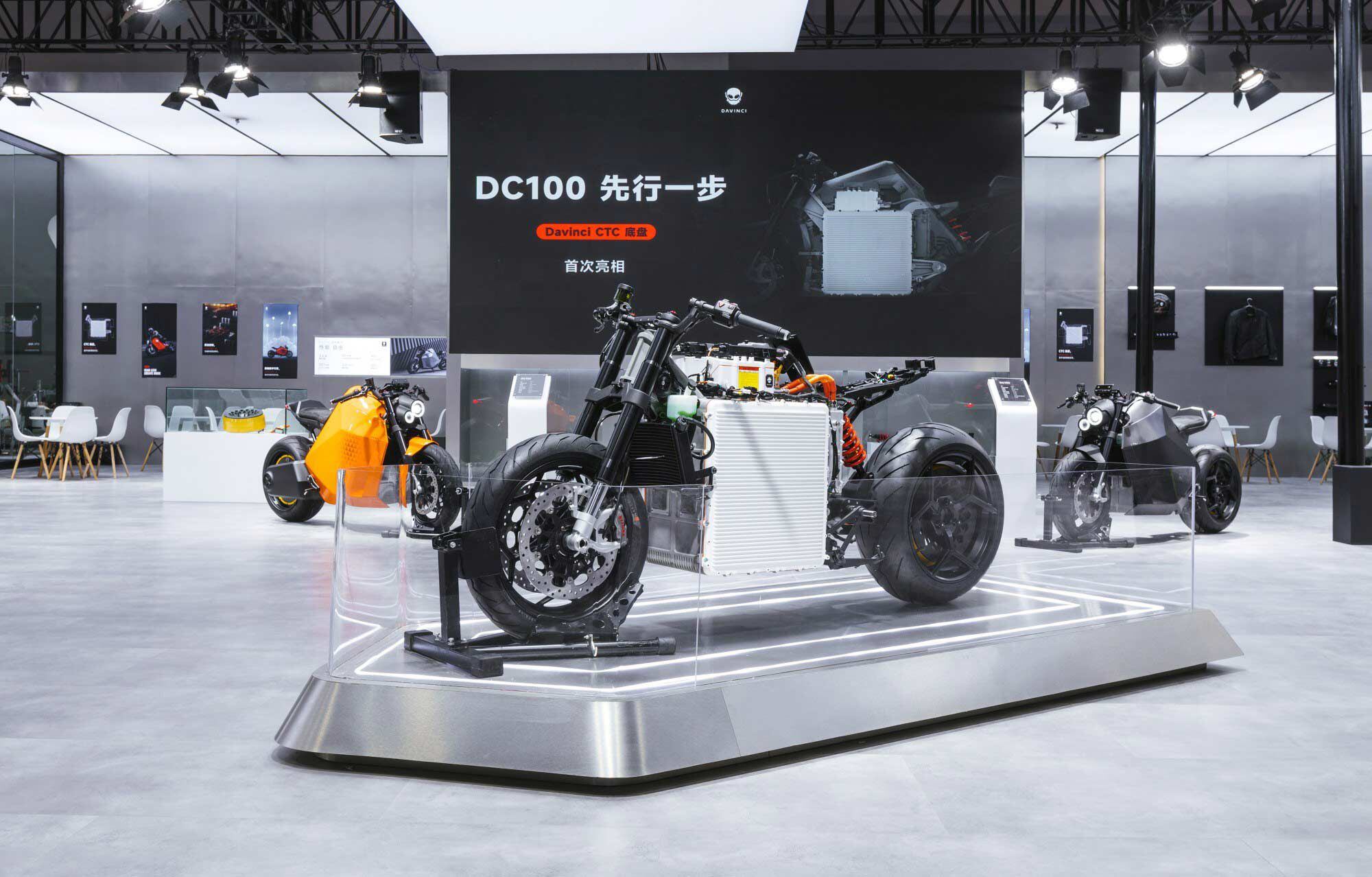The very large battery back is rated at 17.7kWh, and defines the bike’s shape.