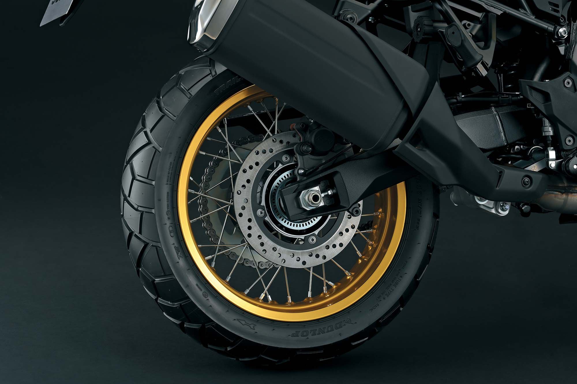 Ao contrário do GSX-8S, que compartilha o mesmo motor, o 800DE e o 800DE Adventure possuem um escapamento convencional para mantê-lo funcionando e sem problemas na trilha.