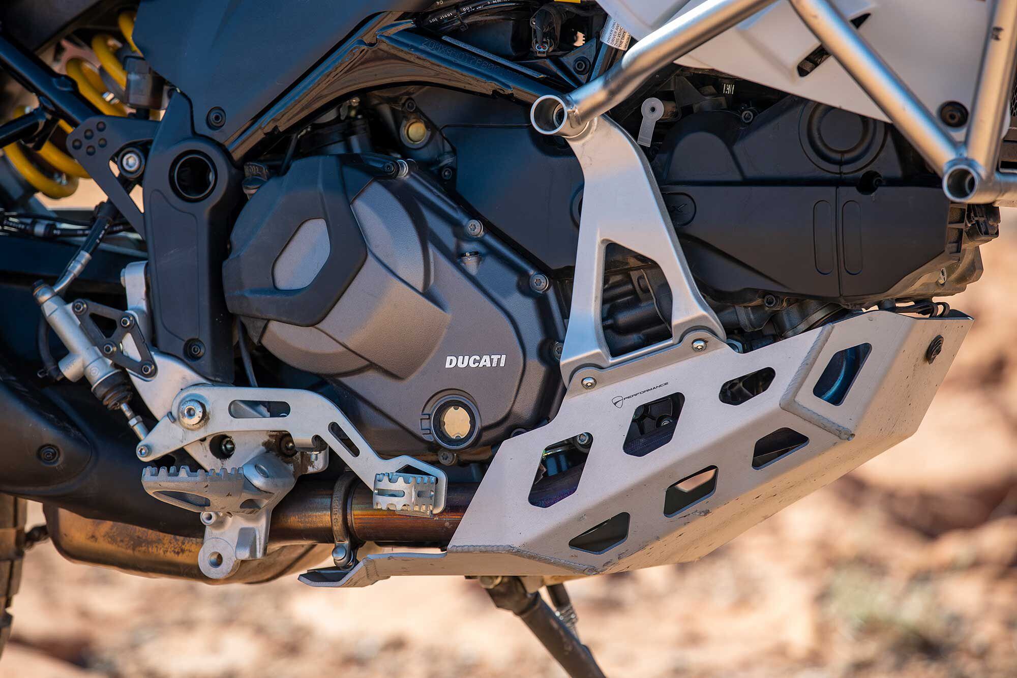 A 931cc Testastretta 11° V-twin cranks out 93.7 hp in full power mode.