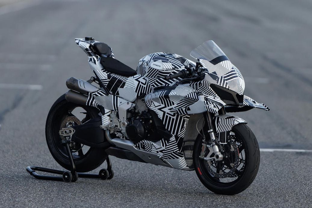 CFMoto V4 SR-RR 프로토타입은 200마력 이상과 활성 날개를 갖추고 있습니다.