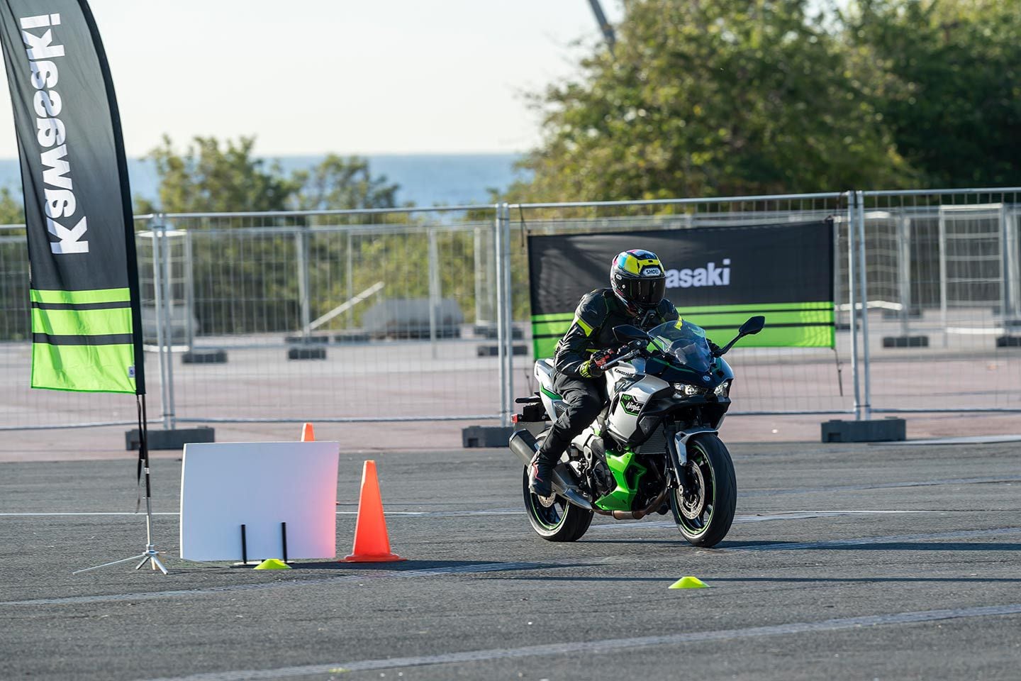 The Ninja 7 Hybrid doesn’t jump off the line with any amount of aggression until you click over to Sport-hybrid and apply e-boost. In every other mode, fuel economy is the focus.