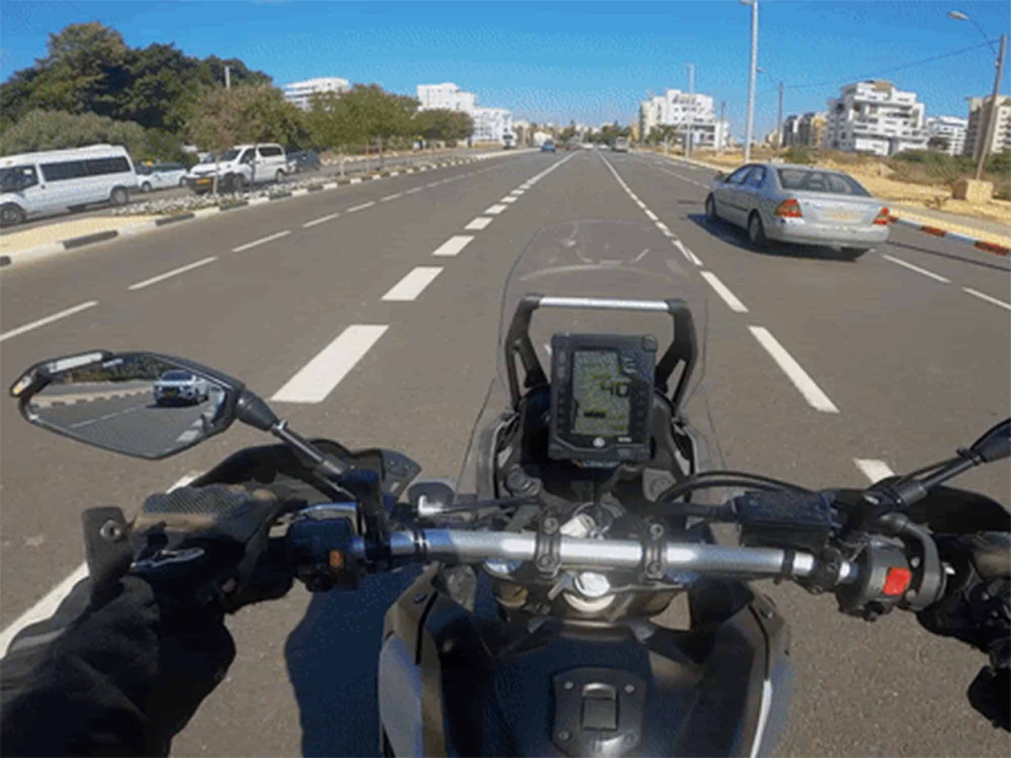 Blind spot detection/overtake alerts can be customized to the rider’s preference.