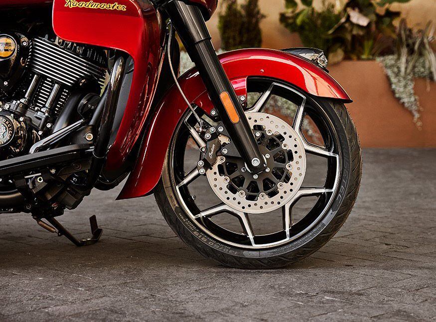 The 10-spoke Precision Machined wheels
bring a new machine pattern to this Elite model.