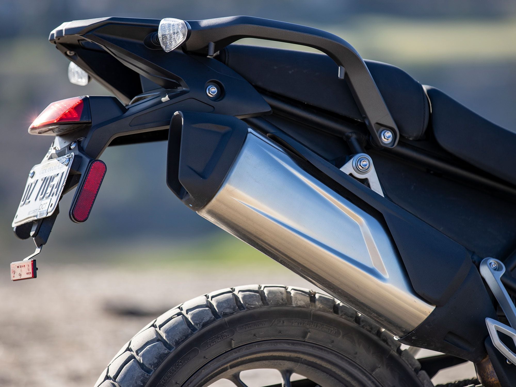 The tailsection of the 850 is nice and tidy with thoughtful luggage-mounting and bungee cord locations.