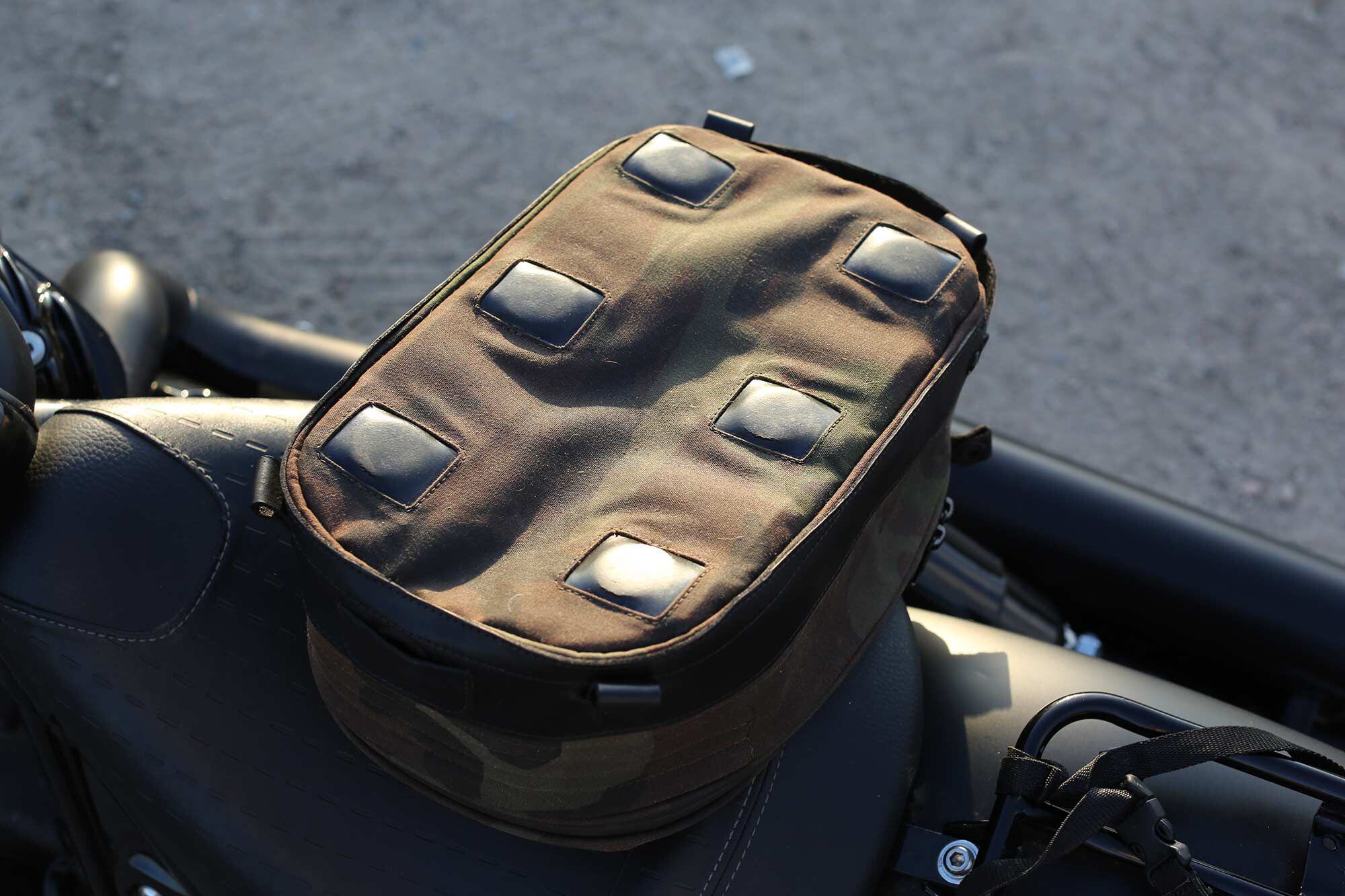 Six large neodymium magnets keep the Touring Bag on any metal gas tank.