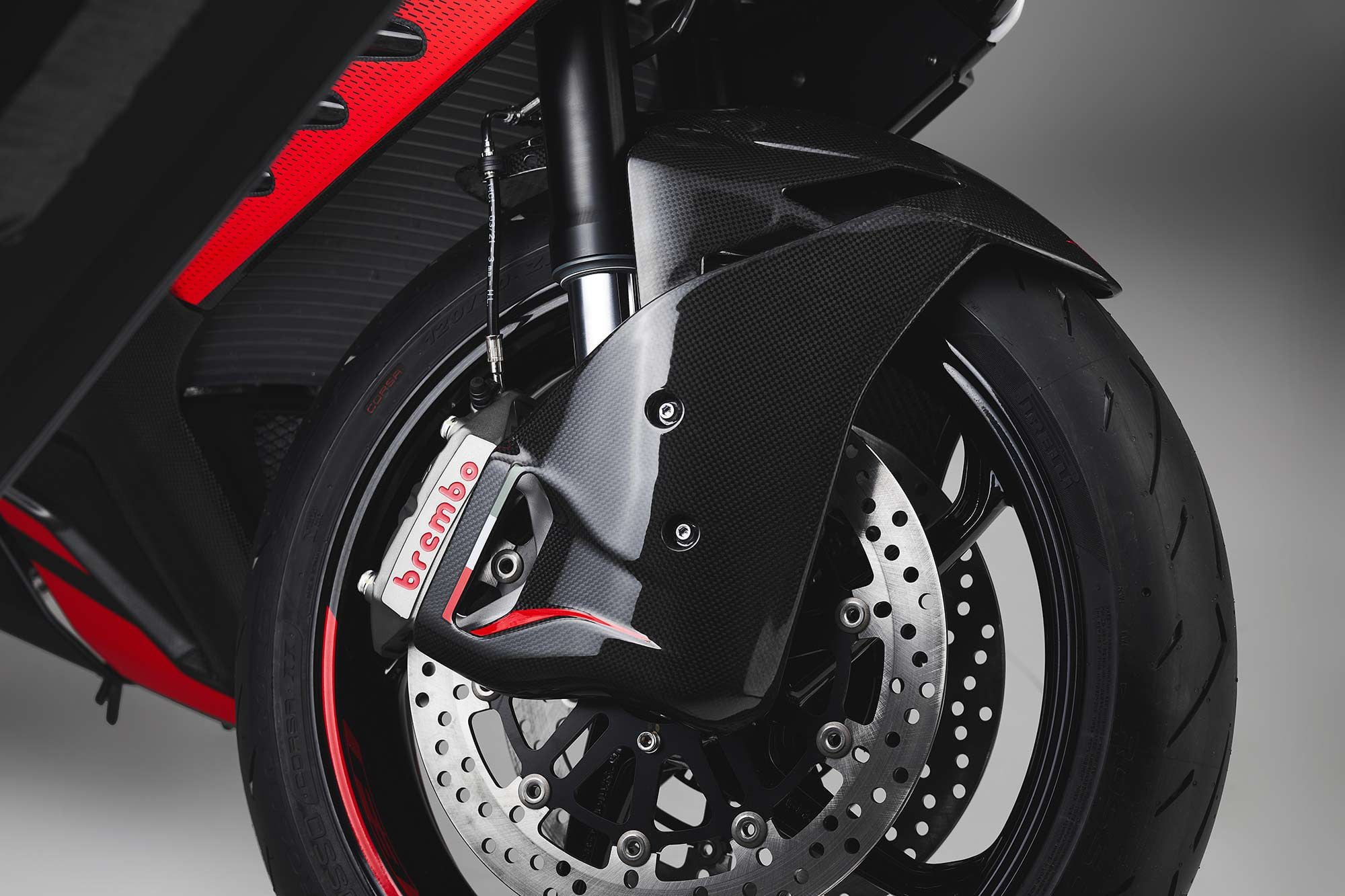 Why doesn’t everyone do this? Radially mounted four-piston Brembo brakes in a Monoblock caliper blend seamlessly into the MV F3 RR’s new carbon fiber front fender. The fender adds some serious aerodynamic improvement to the bike, and is a standout looker too.