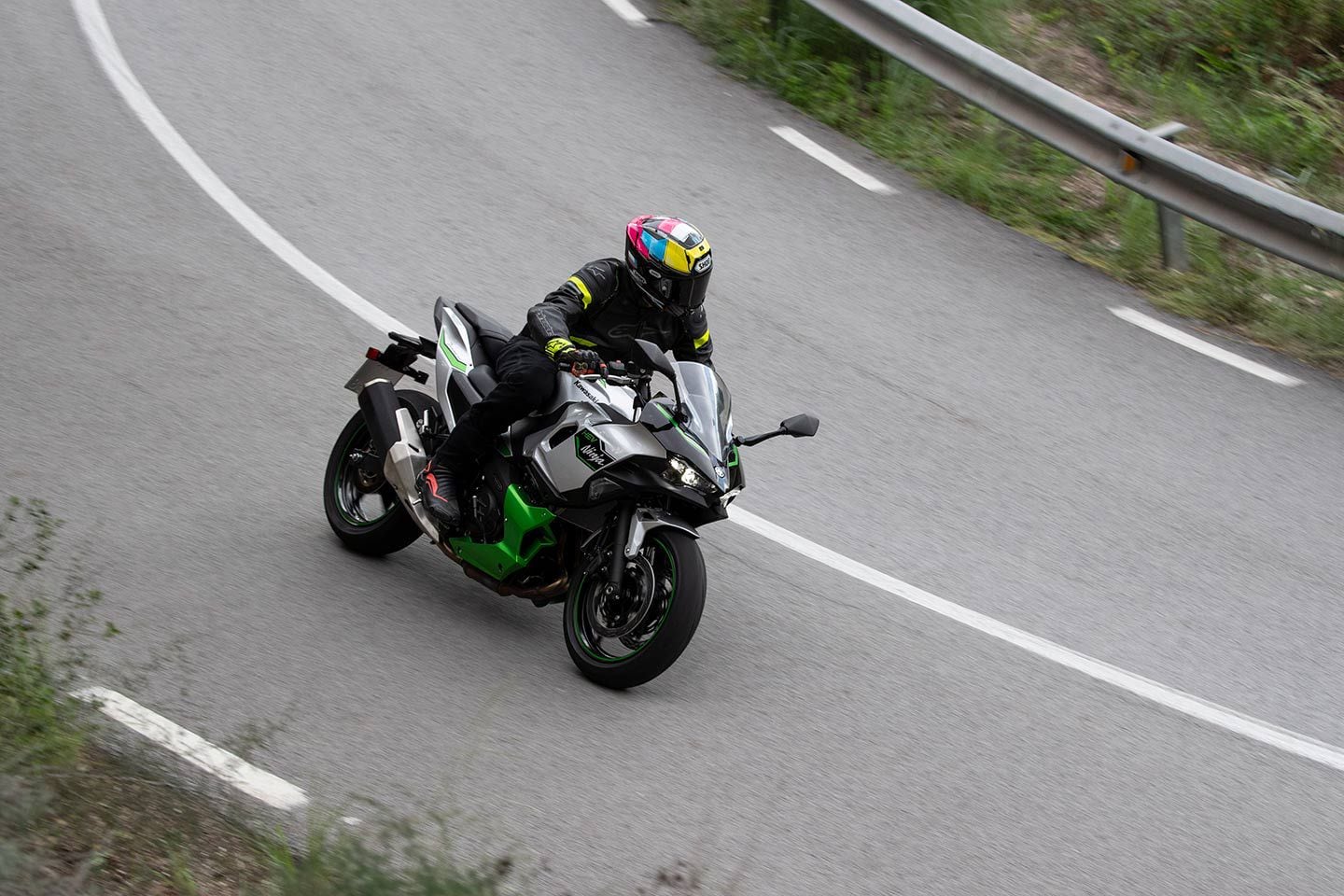 The beauty of the Ninja 7 hybrid is in its ability to cruise through town on electric power in the morning, and then rip through the canyons in the afternoon without needing to be plugged in or gassed up often.