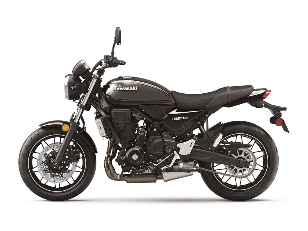 Comparée à la plus grande Z900RS, la 650RS possède un réservoir de carburant plus fin et une partie arrière plus courte et plus compacte.