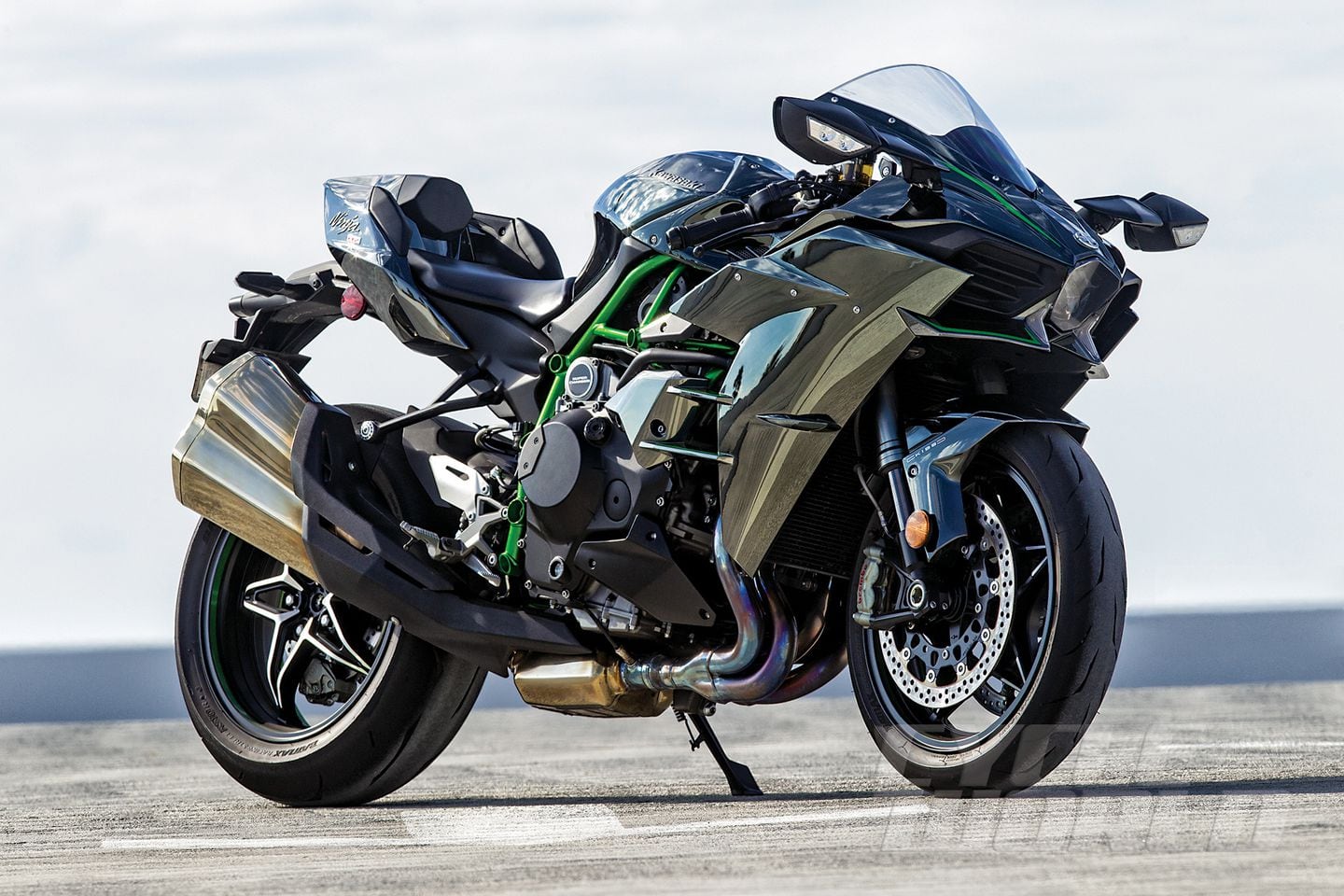 Kawasaki Ninja H2 Superbike ROAD TEST Review, Specs, Photos | Cycle World