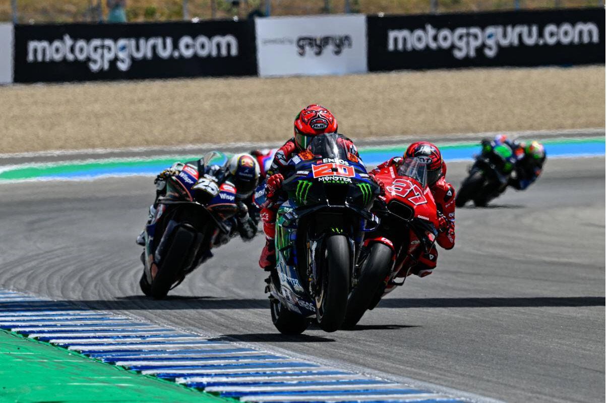Quartararo (20) had to fight through the pack with Augusto Fernández (37) and Raúl Fernández (25).
