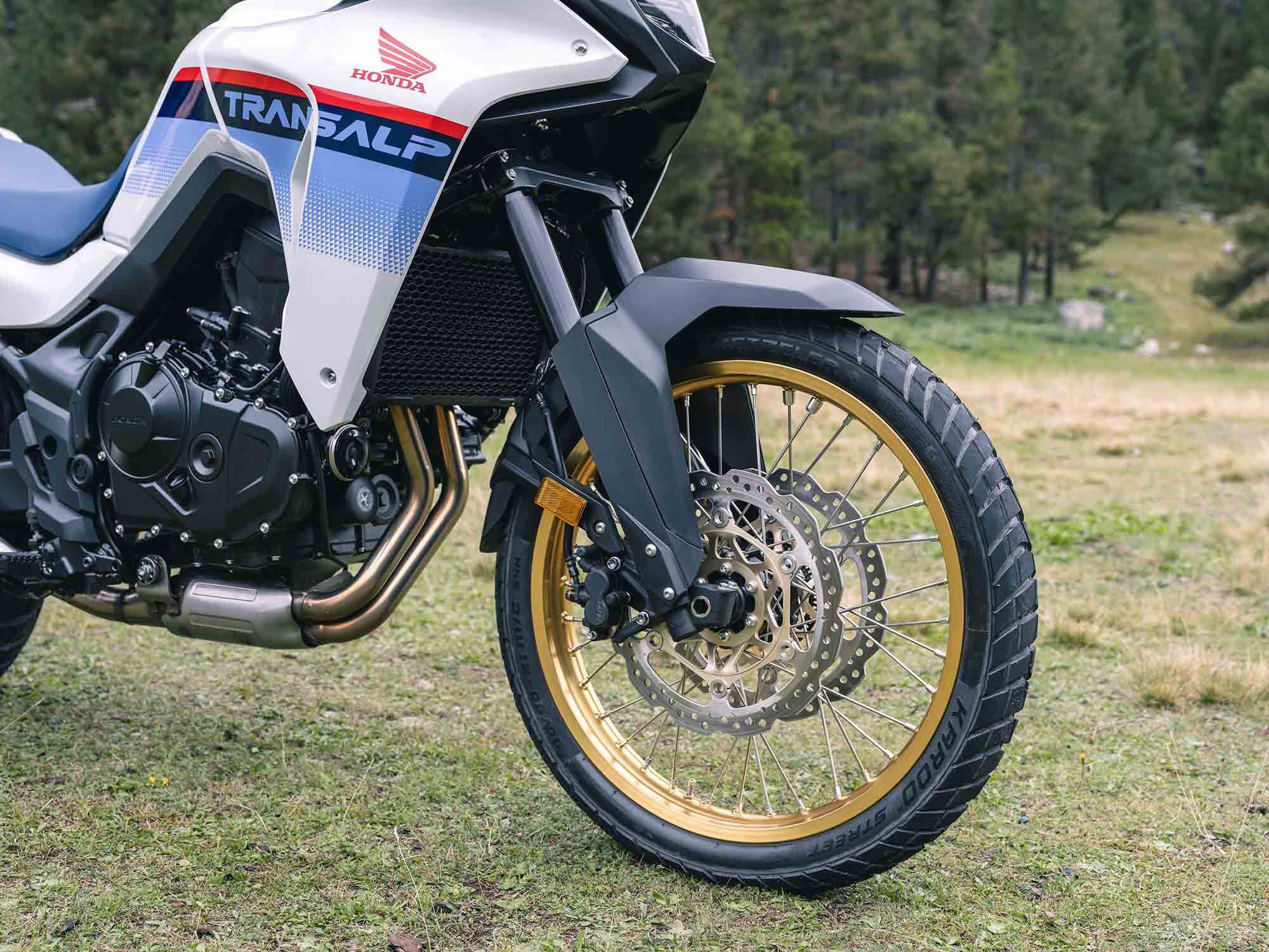 The steel diamond frame is host to a Showa SFF-CA fork, while a pair of two-piston calipers and 310mm handle front-braking duties.