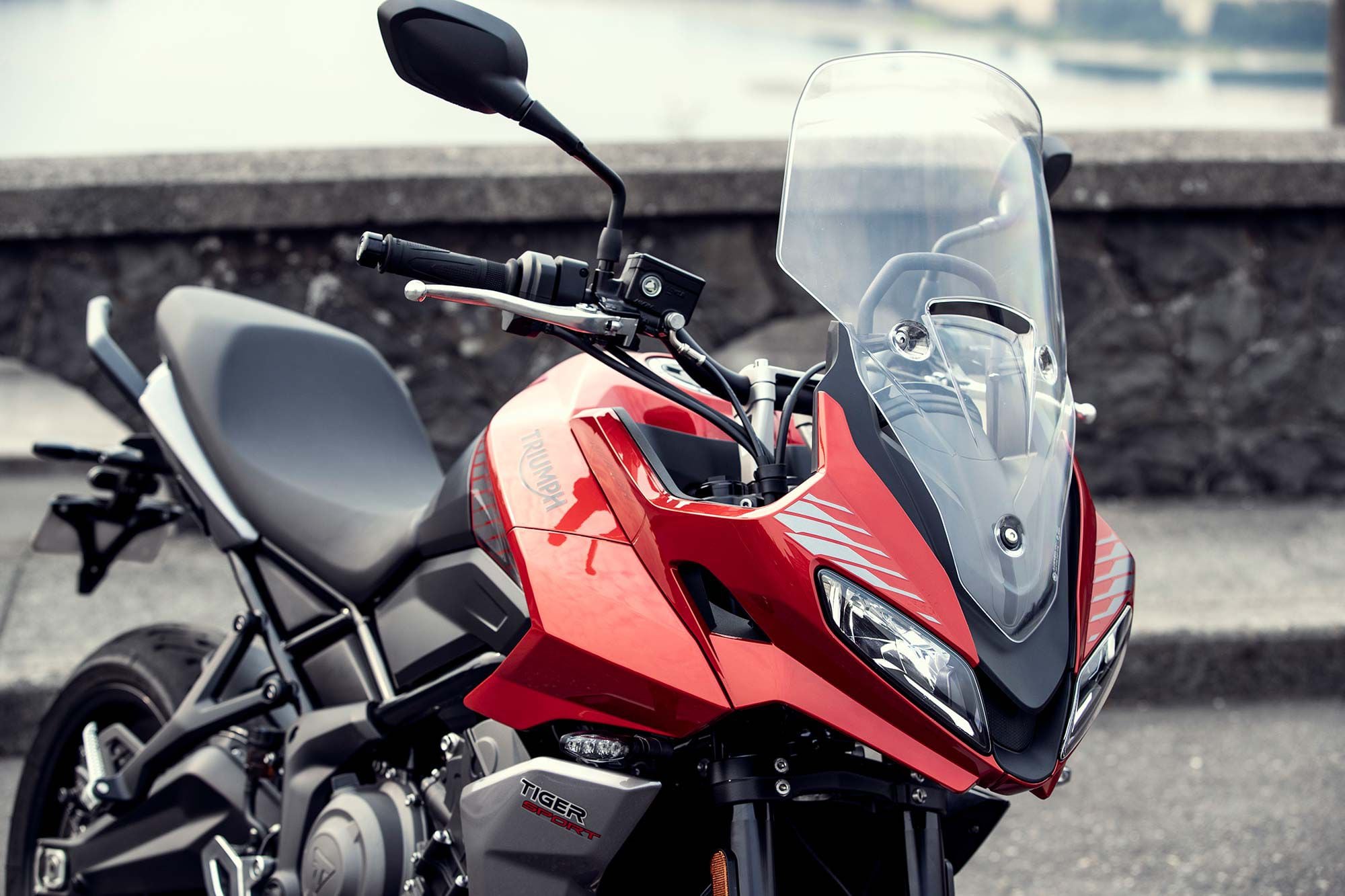 The Tiger Sport 660 gets aggressive and distinct styling with full LED lighting throughout. In this Korosi Red and Graphite colorway (a $125 upcharge) it looks very similar to the BMW F 900 XR.