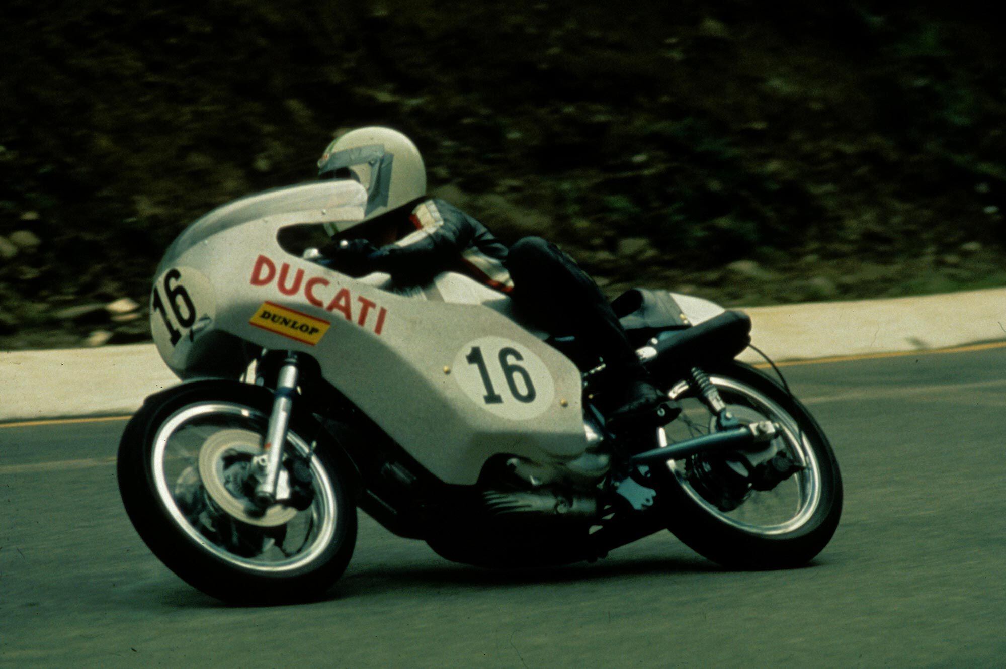 Paul Smart as we’ll always remember him: at Imola, at speed, and on Ducati’s 750 SS Desmo. Godspeed.