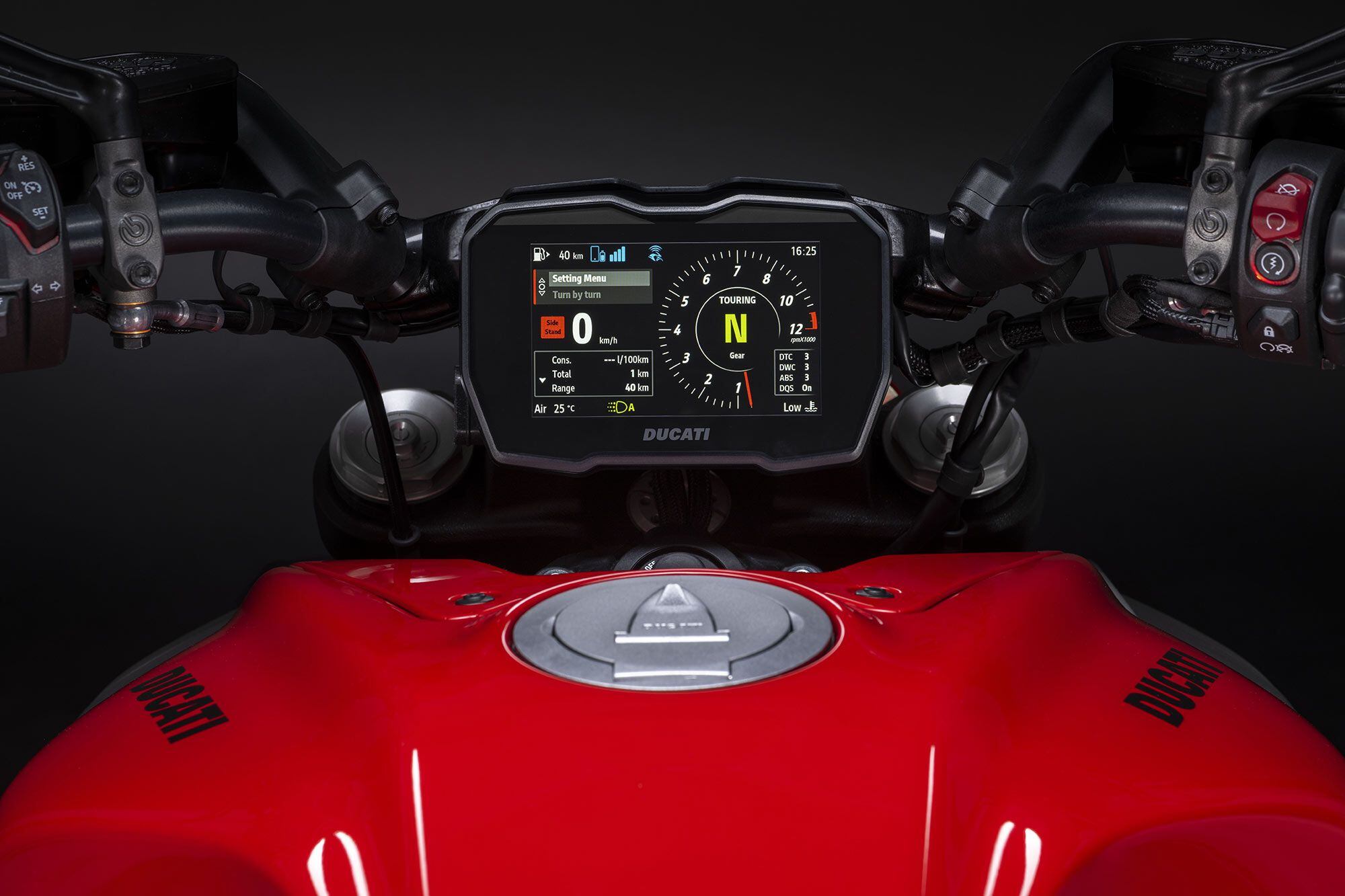A full-color TFT display is well laid out, providing pertinent information in an easy-to-read format.
