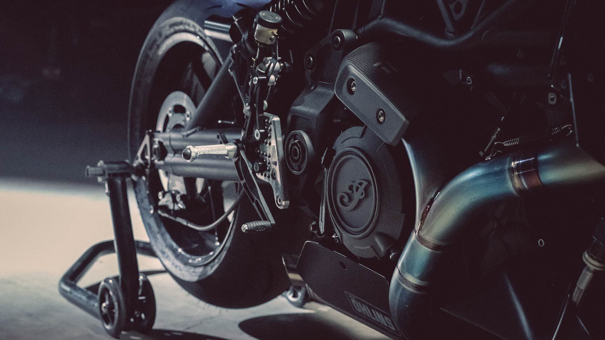 The “Black Swan’s” custom Akrapovič exhaust doesn’t hide the swingarm, which is built from 7020 aluminum.