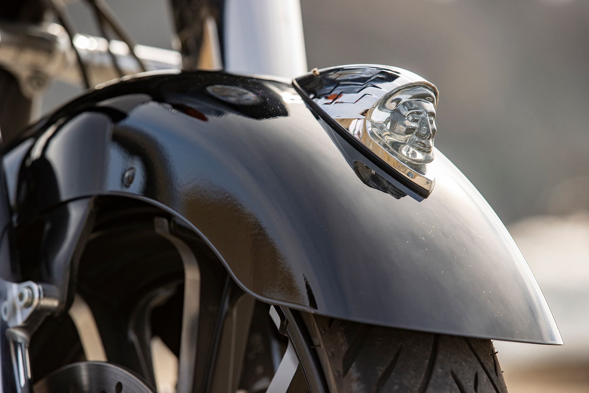 A nod to classic Indian Motorcycle design, the Indian headdress adorns the Chieftain’s front fender.
