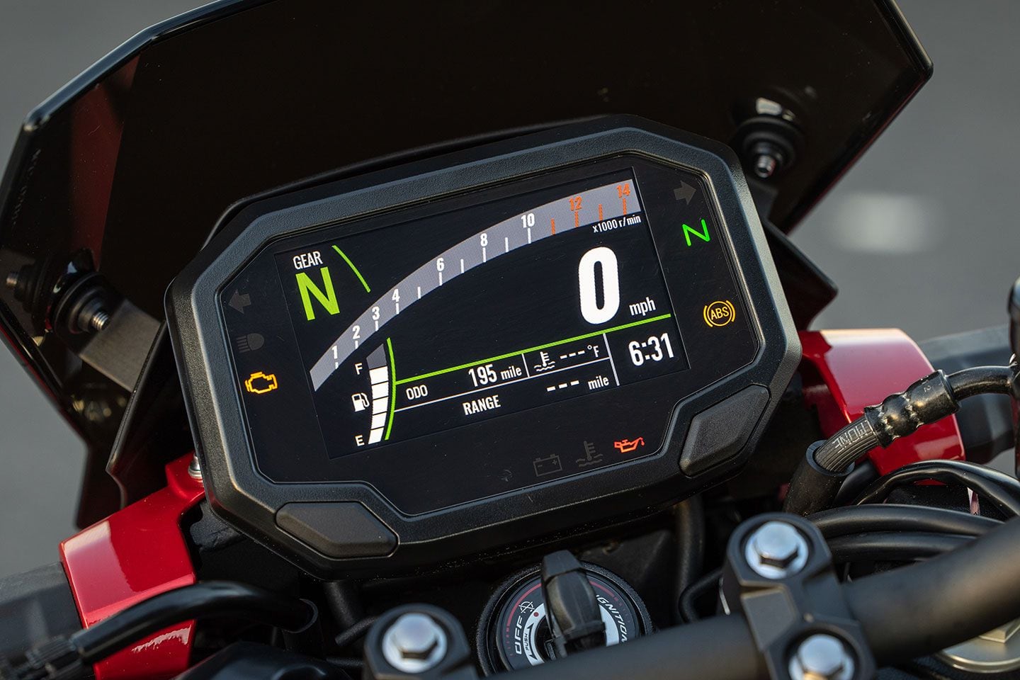 Kawasaki's up-spec Z500 SE is granted a full-color TFT display similar to the unit found on the Ninja ZX-4RR.