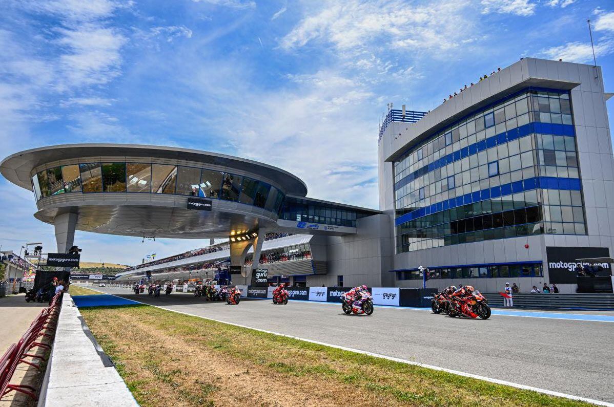 In 2023, getting out front is critical. Those not finding their way to the front early suffer with overheating tires. The KTMs of Brad Binder (33) and Jack Miller (43) dominated early in both the sprint and feature races.