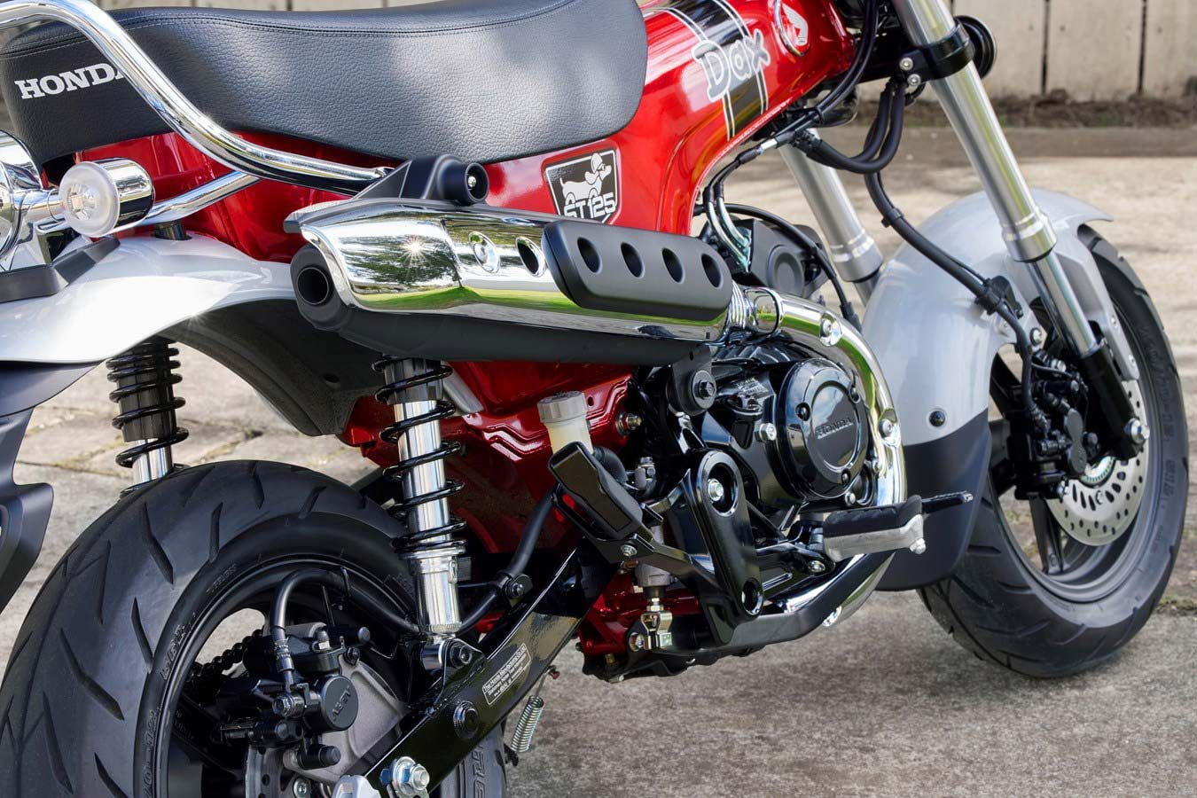The ST125 carries over the same single-cylinder motor from the Grom and Monkey, though here it’s mounted in a pressed steel frame and gets a semi-automatic transmission.