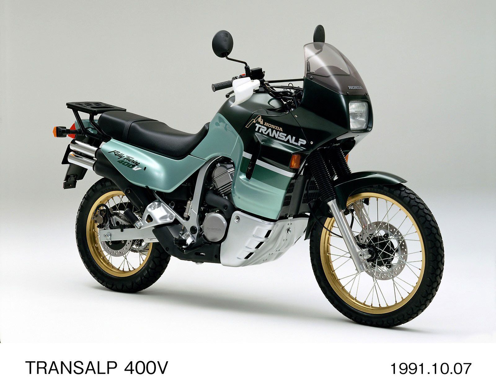 A 400cc version also appeared in several regional markets to meet licensing regulations.