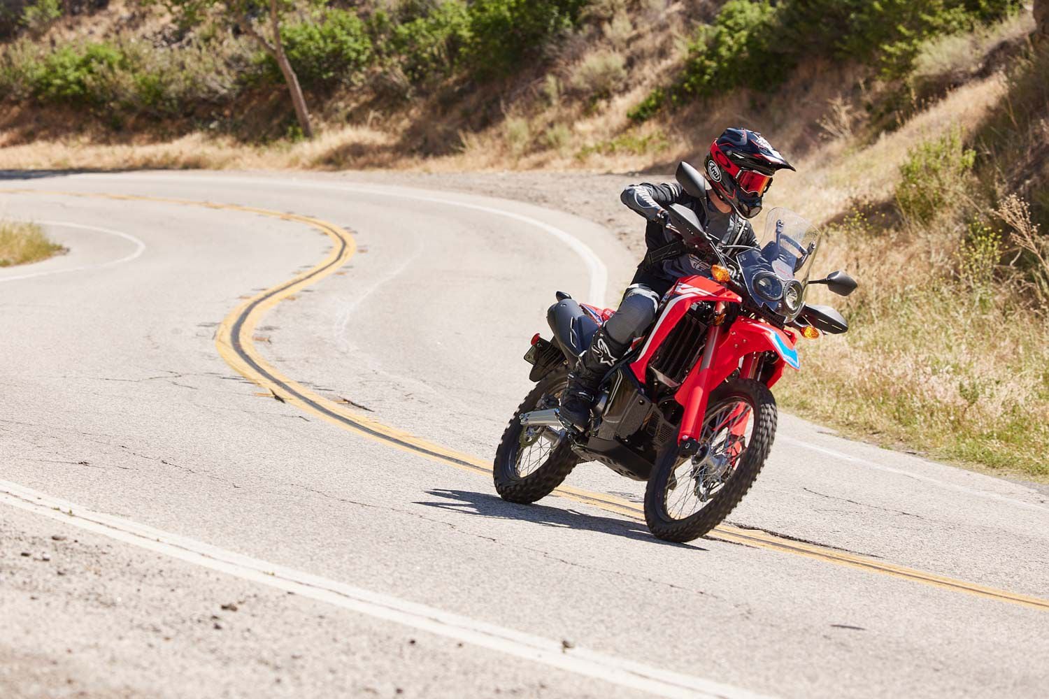 The 286cc fuel-injected liquid-cooled DOHC four-stroke engine builds power in a smooth, linear manner, making it easy to ride both on and off-road. Upshifting between 8,000 and 9,000 rpm keeps it in the meat of the power.