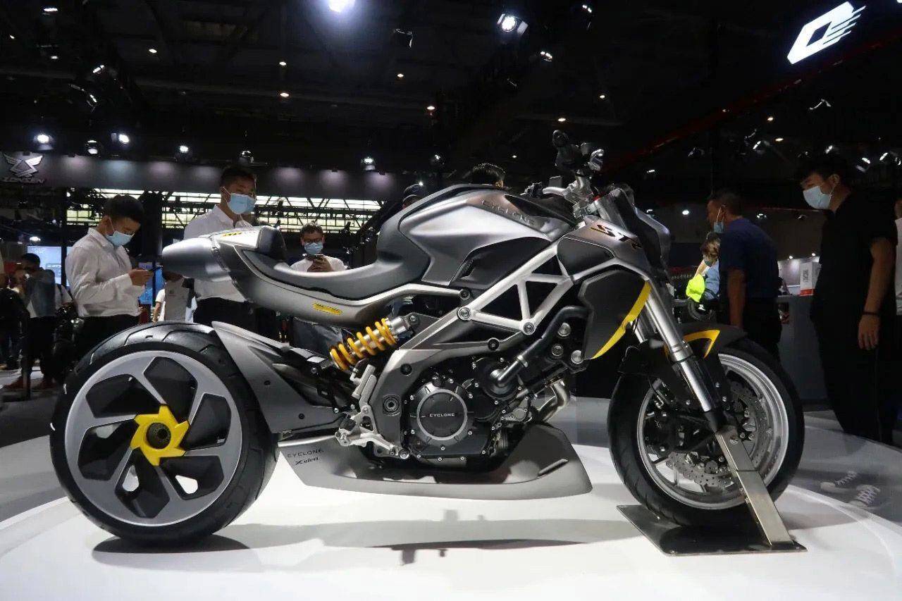 The RA9 concept bike Zongshen displayed at last year’s CIMA show incorporated a larger 987cc version of that engine, but its steel tube frame was right off the Shiver/Dorsoduro bikes.