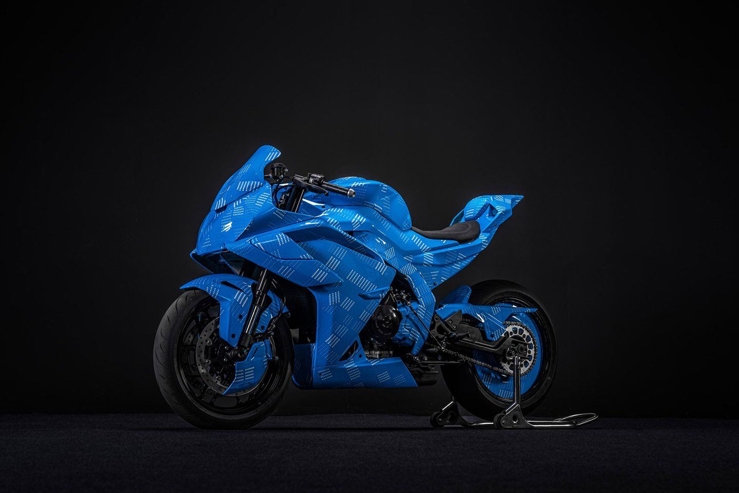 The cloaked 500SR has very modern aerodynamic elements on the side panels and brake discs.
