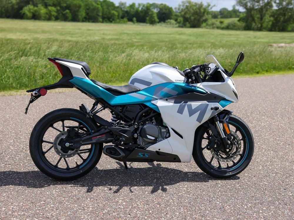 The 292cc’s 29 hp is similar to the output of the 300SS’ competitors, the GSX250R (24 hp) and Honda CB300R (31 hp).