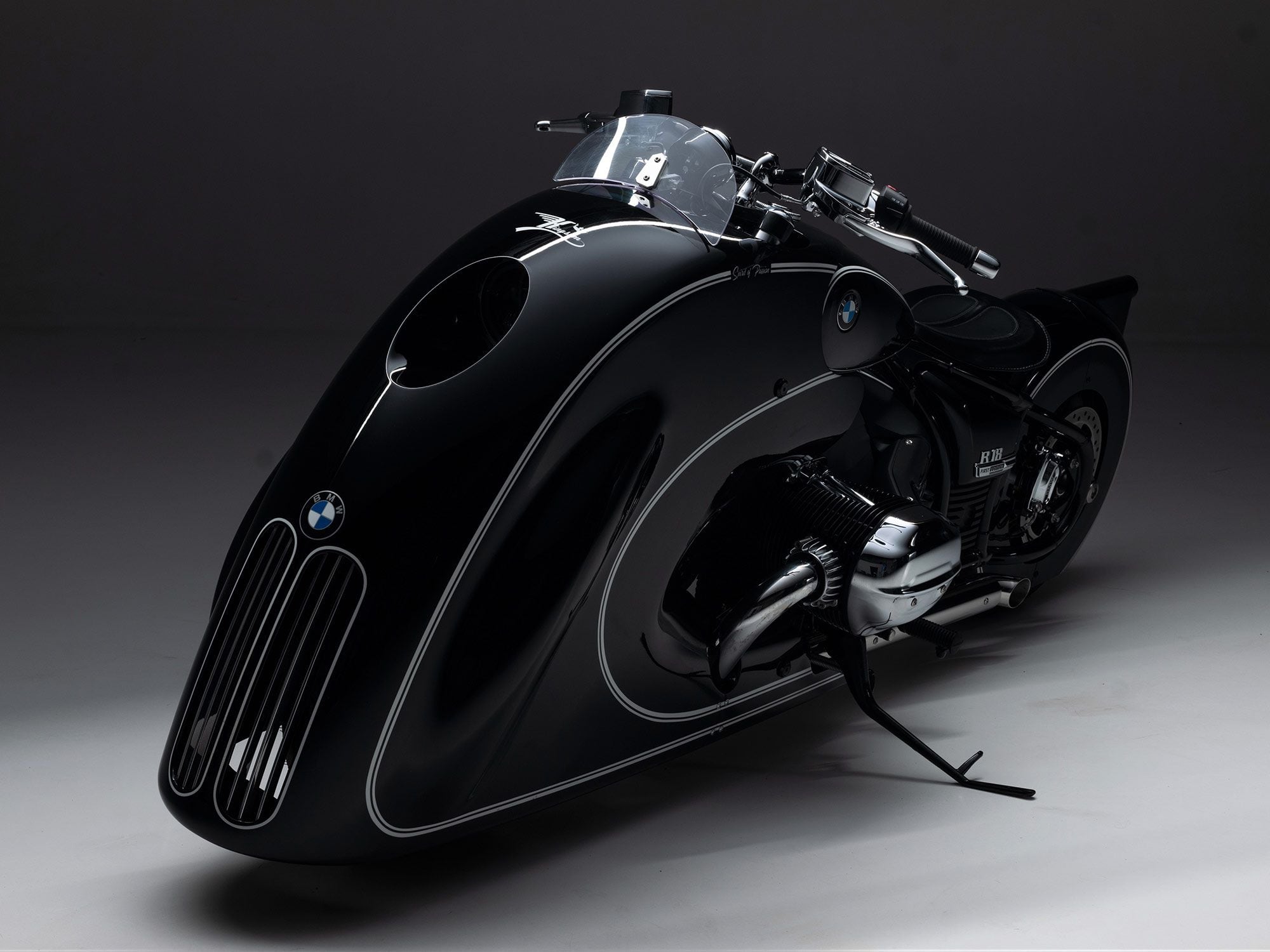 You can see why it’s officially called the Kingston Air Stream Roadster Limited Edition; the 1930s design influence is strong.