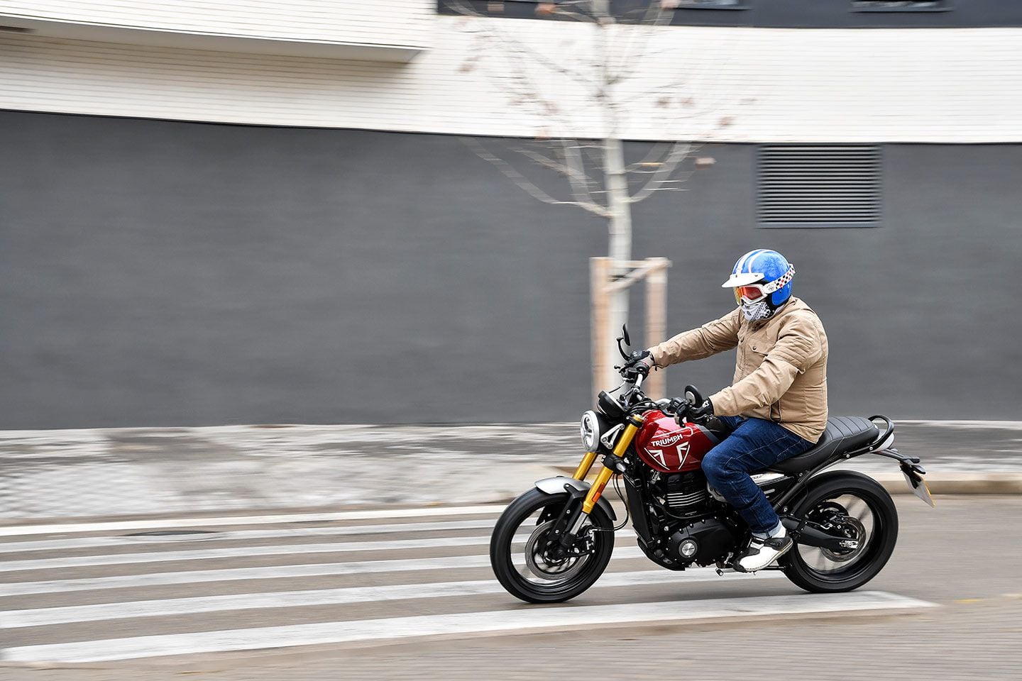 The Speed 400 is not too sporty to be comfortable on the city streets.