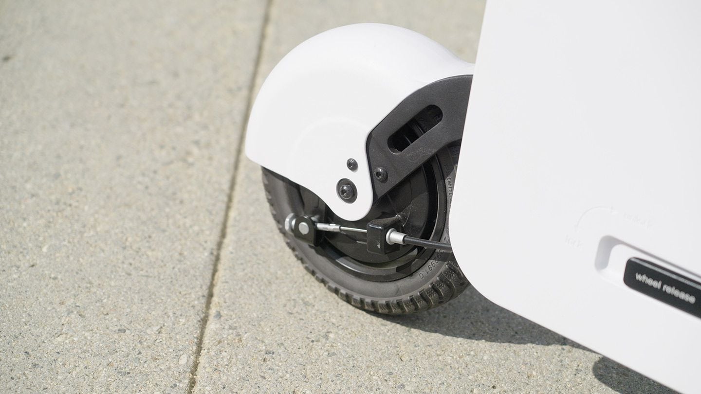 A cable-operated rear brake works brings the Motocompacto to a quick stop.