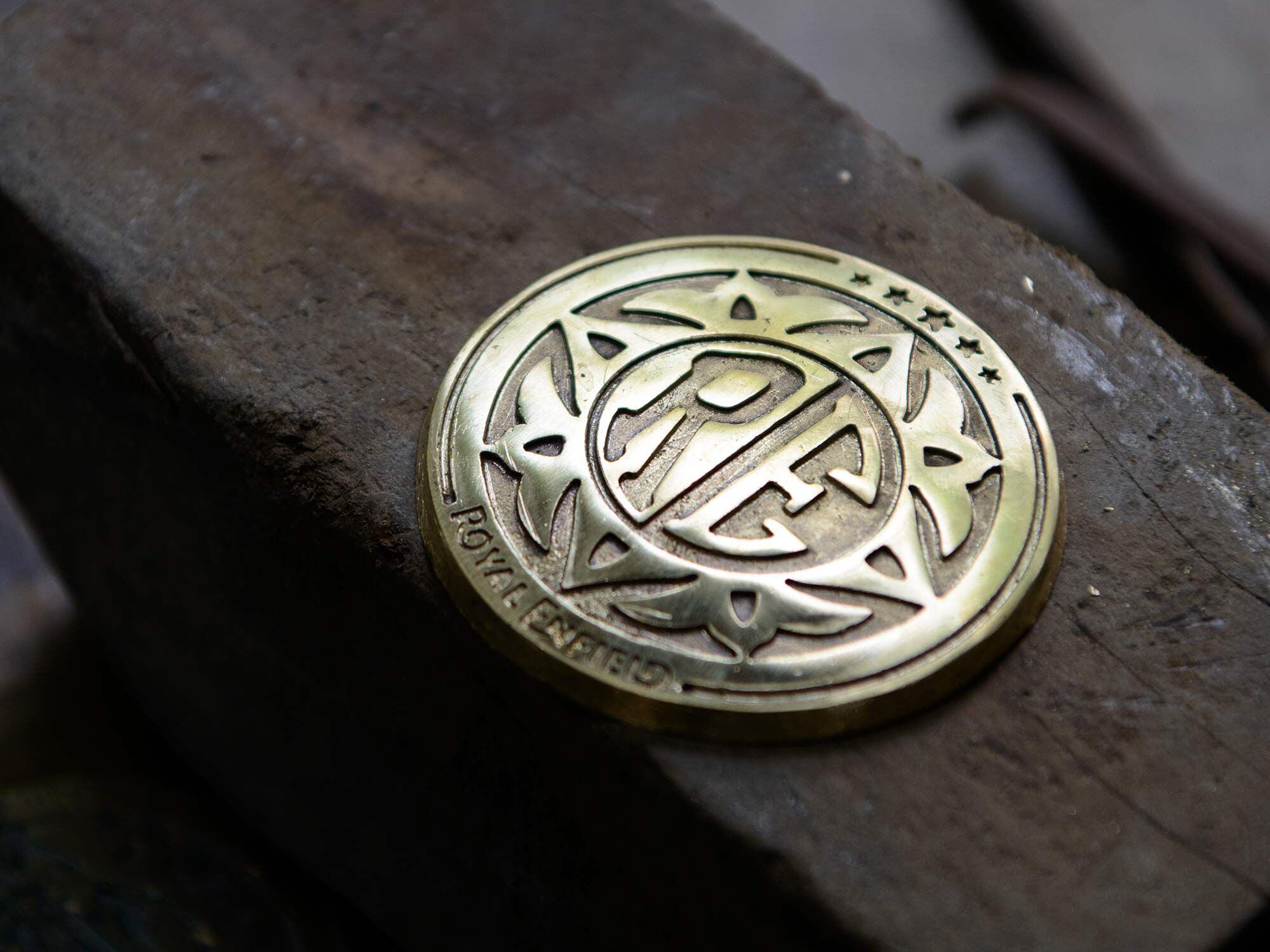 The exquisite brass tank badges are crafted in collaboration with the Sirpi Senthil family, multigenerational artisans from the temple town of Kumbakonam, Tamil Nadu, India.