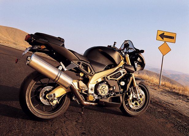 アプリリア Tuono 1000 RSV Aprilia RSV-R Tuono Naked Motorcycle Review, Road Test | Cycle World