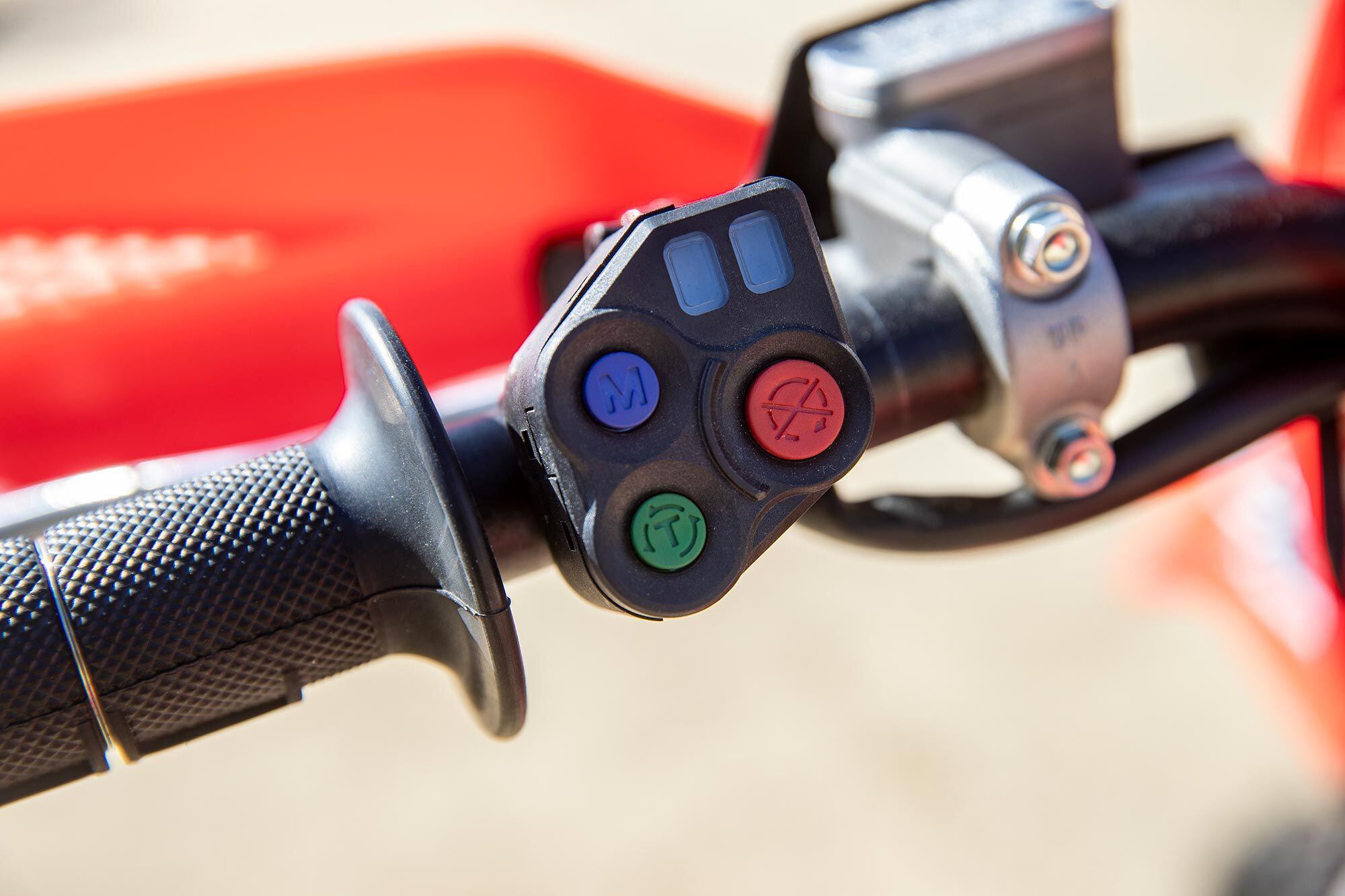 A new level of on-the-fly adjustability. Three EFI maps and Honda Selectable Torque Control (HSTC) provide a ton of options for fine-tuning the engine’s power delivery.