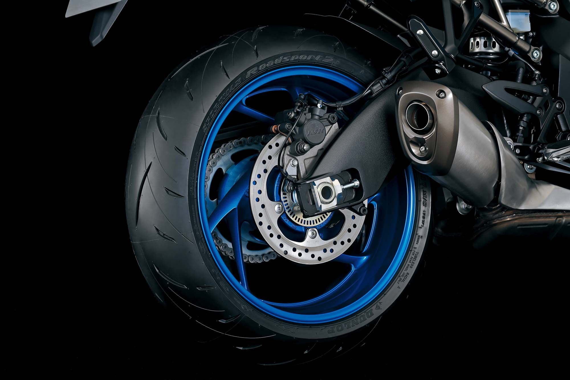 The GSX-S1000GT comes shod with Dunlop Sportmax Roadsport 2 tires as standard equipment.