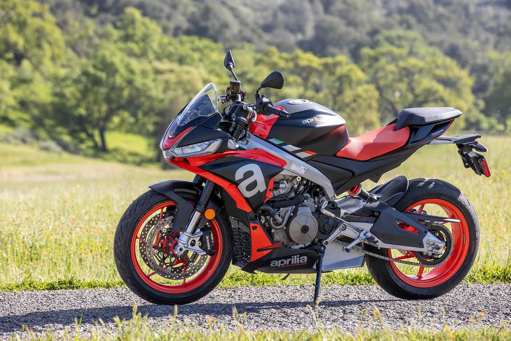 The Tuono 660 is certainly a more approachable option into the lineup, but packs raw performance that still demands respect.