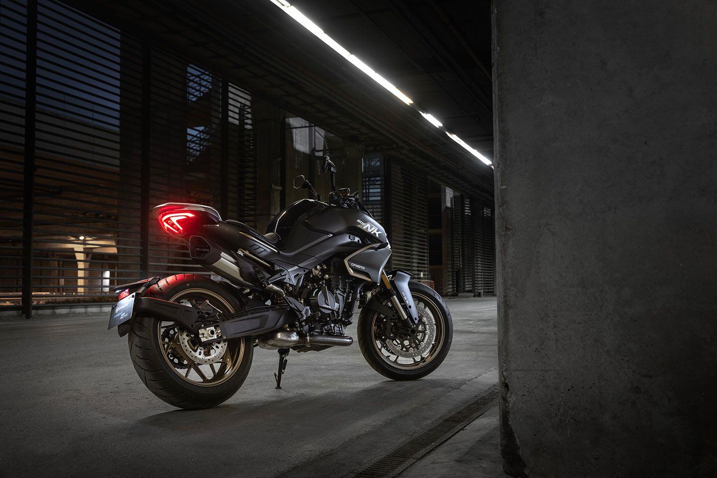 CFMoto 800NK static.