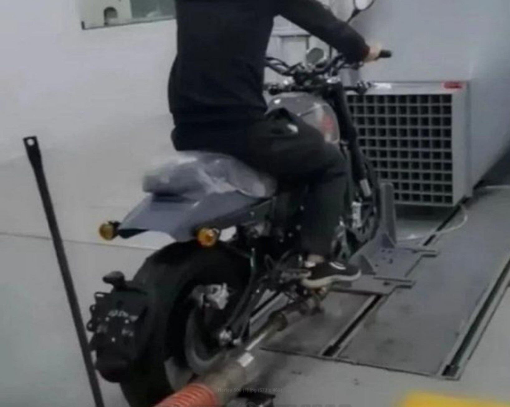 The new machine appears to be based on the bike known as the Benelli Leoncino 500 in the West, down to the wheels and brake calipers.