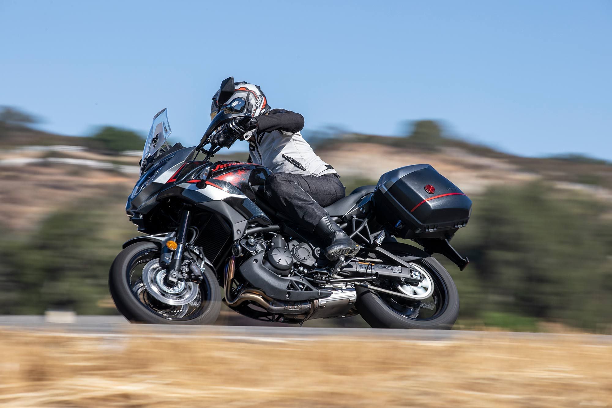Even in daylight, the Versys is a starry night sky streak with its sparkling Metallic Moondust Gray/Metallic Spark Black paint.