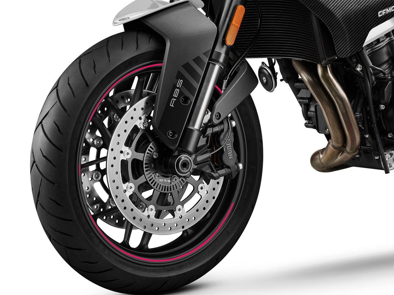 Braking is handled by twin J.Juan radial-mount calipers and 320mm discs. Suspension front and rear is KYB.