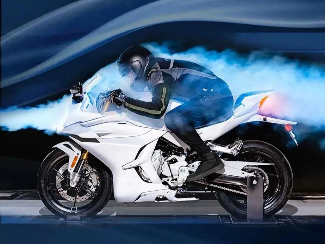 How effective they’ll be on a 450cc streetbike remains to be seen, but CFMoto says the 450SR’s fairing-mounted winglets are wind-tunnel tested.