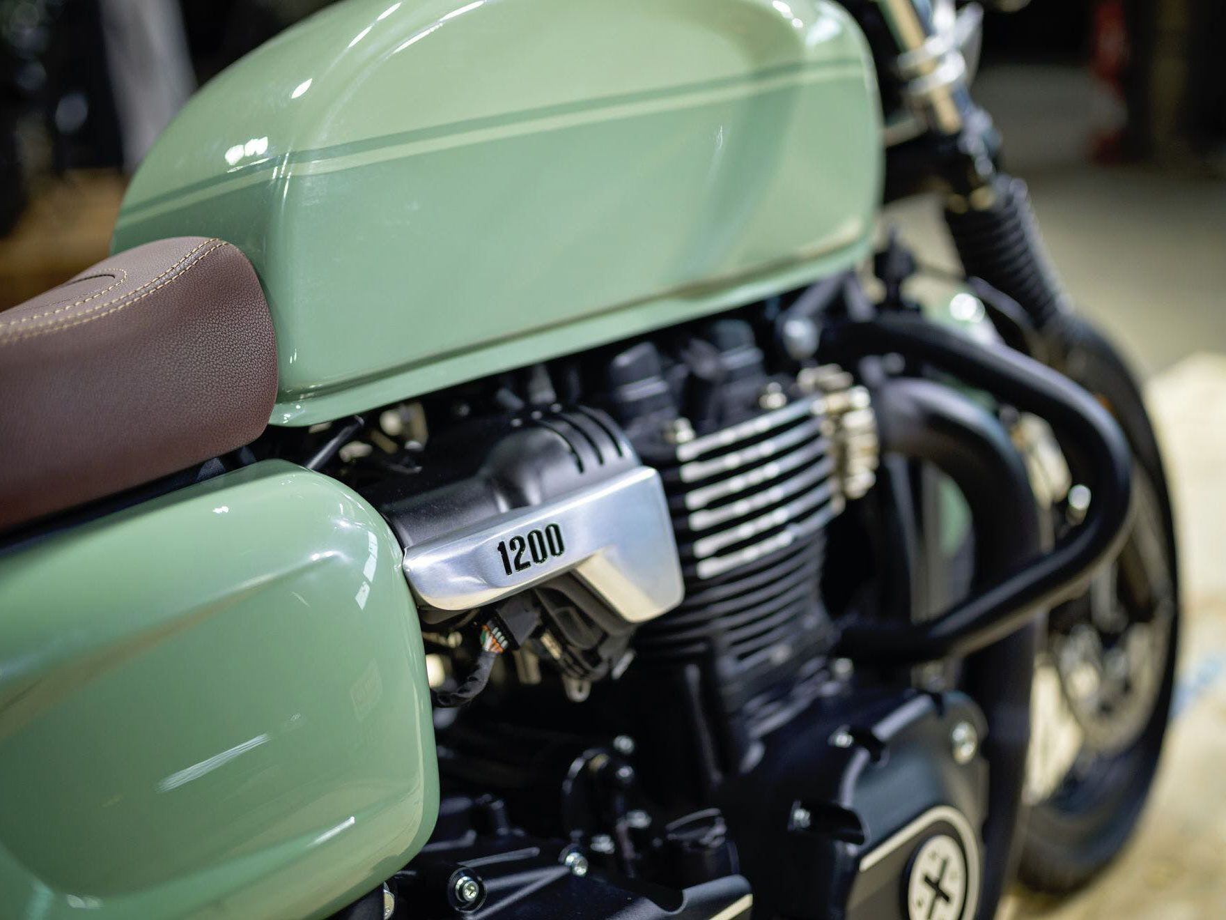 ABS, ride-by-wire, cruise control, traction control, and a TFT display are some of the modern concessions included on the Cromwell.