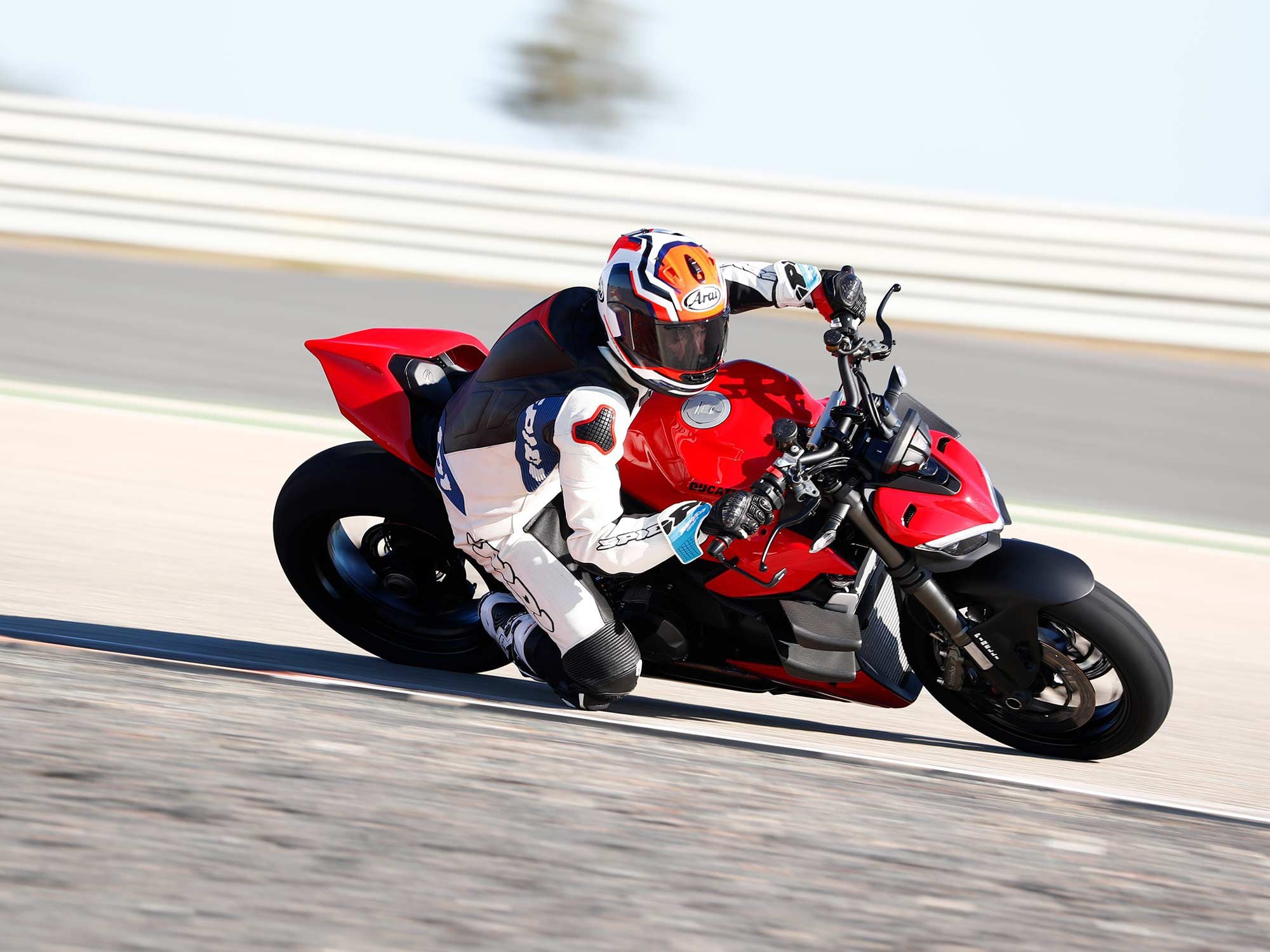 A sticky set of Pirelli Diablo Rosso IV glues the Streetfighter to the road with solid grip and feel, while handling racetrack demands with confidence.