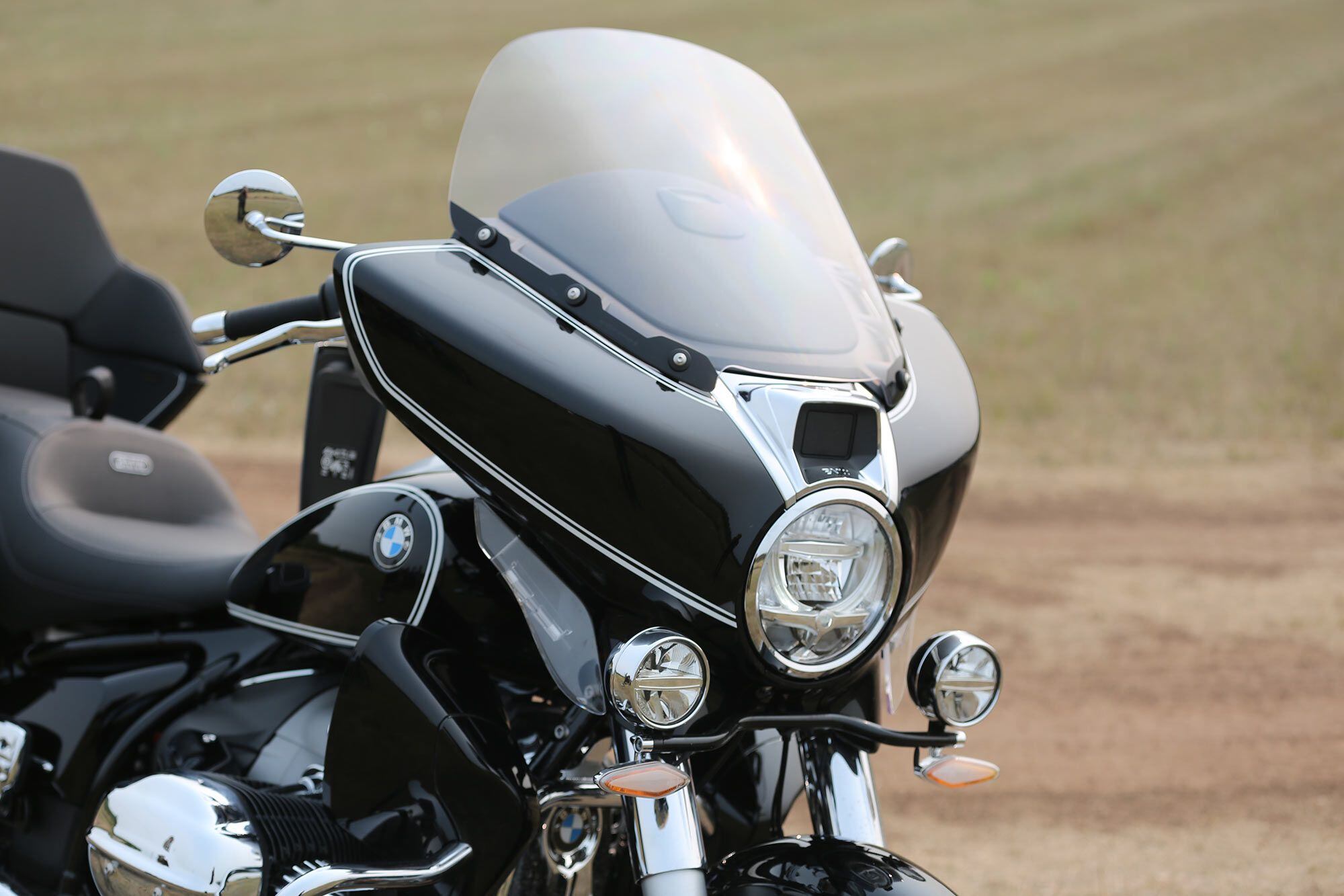 The Transcontinental comes with a taller windshield than the R 18 B.