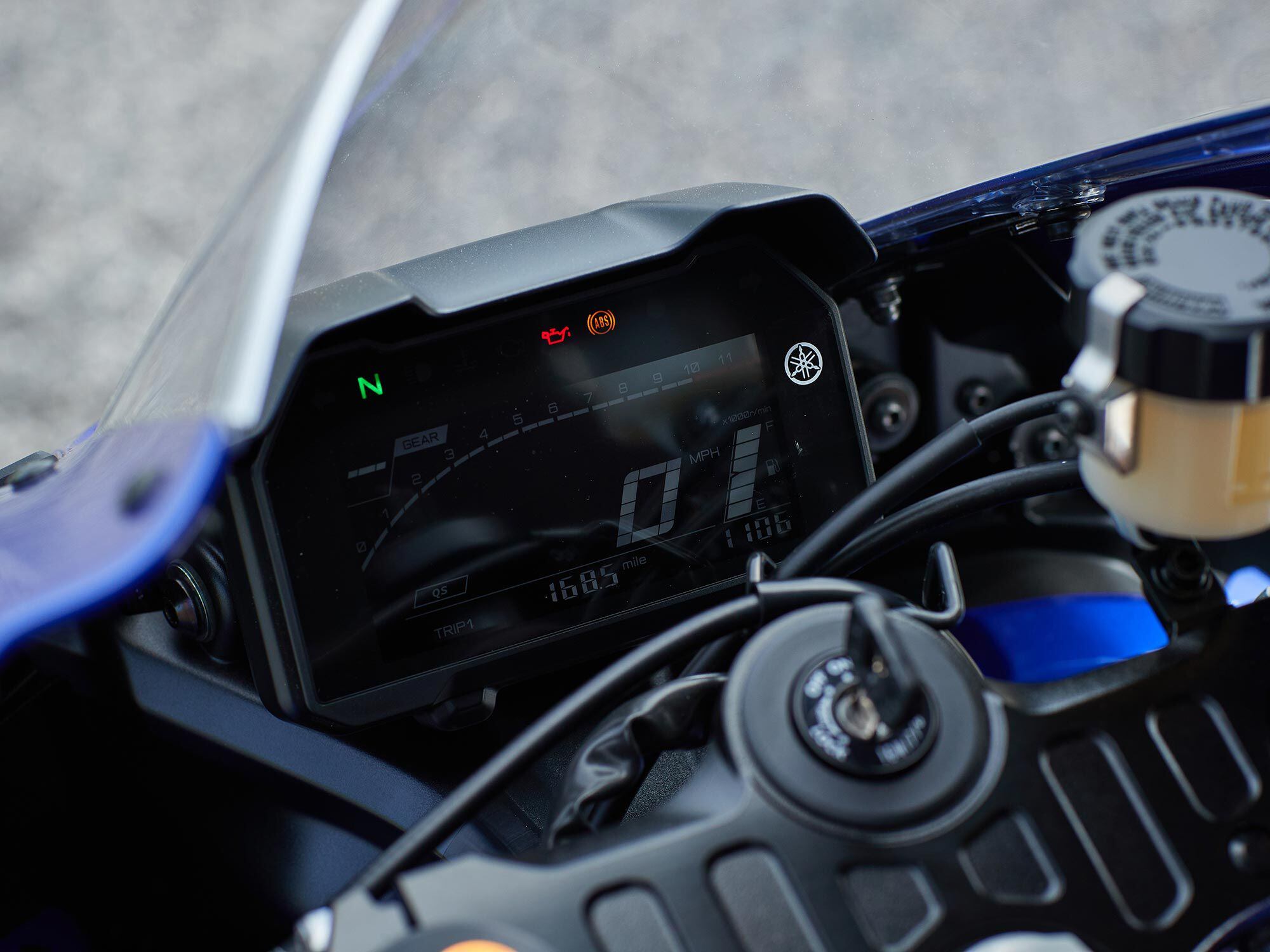 Pasvorm en afwerking van de YZF-R7 is zoals je mag verwachten van een Yamaha-product.  Hier draagt ​​het LCD-scherm bij aan een race-geïnspireerd gevoel en biedt het een uitstekende zichtbaarheid op snelheid.