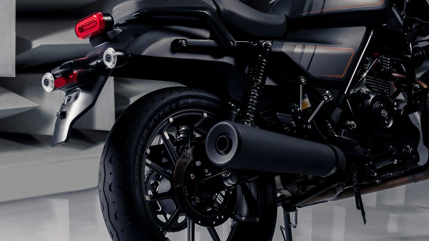 A closer look at the X440′s rear end, including all LED lighting.