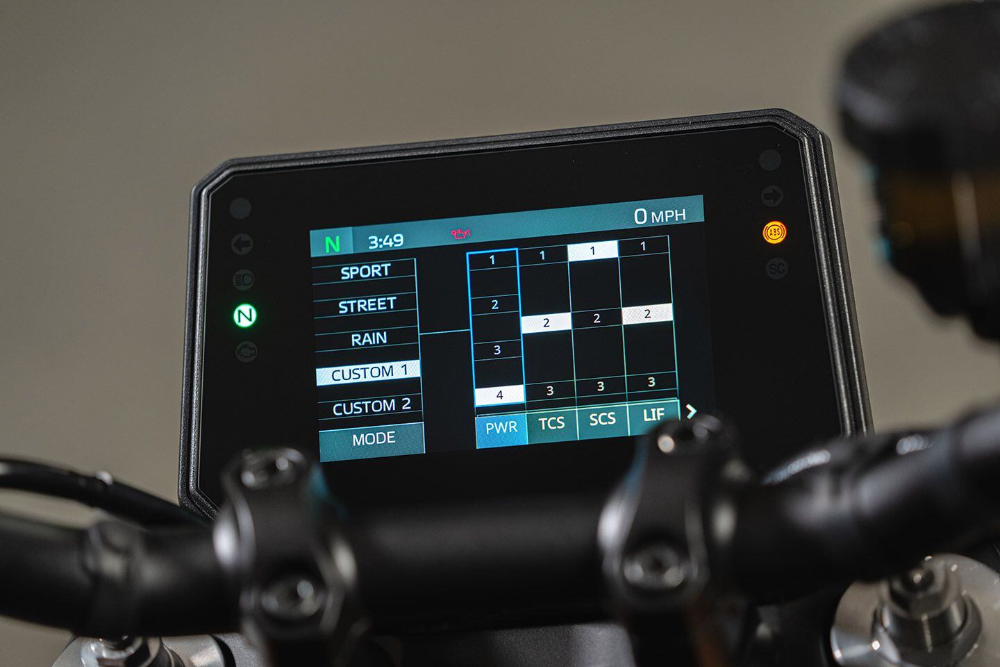 A preview of the rider-aid matrix on the MT-09 user interface.