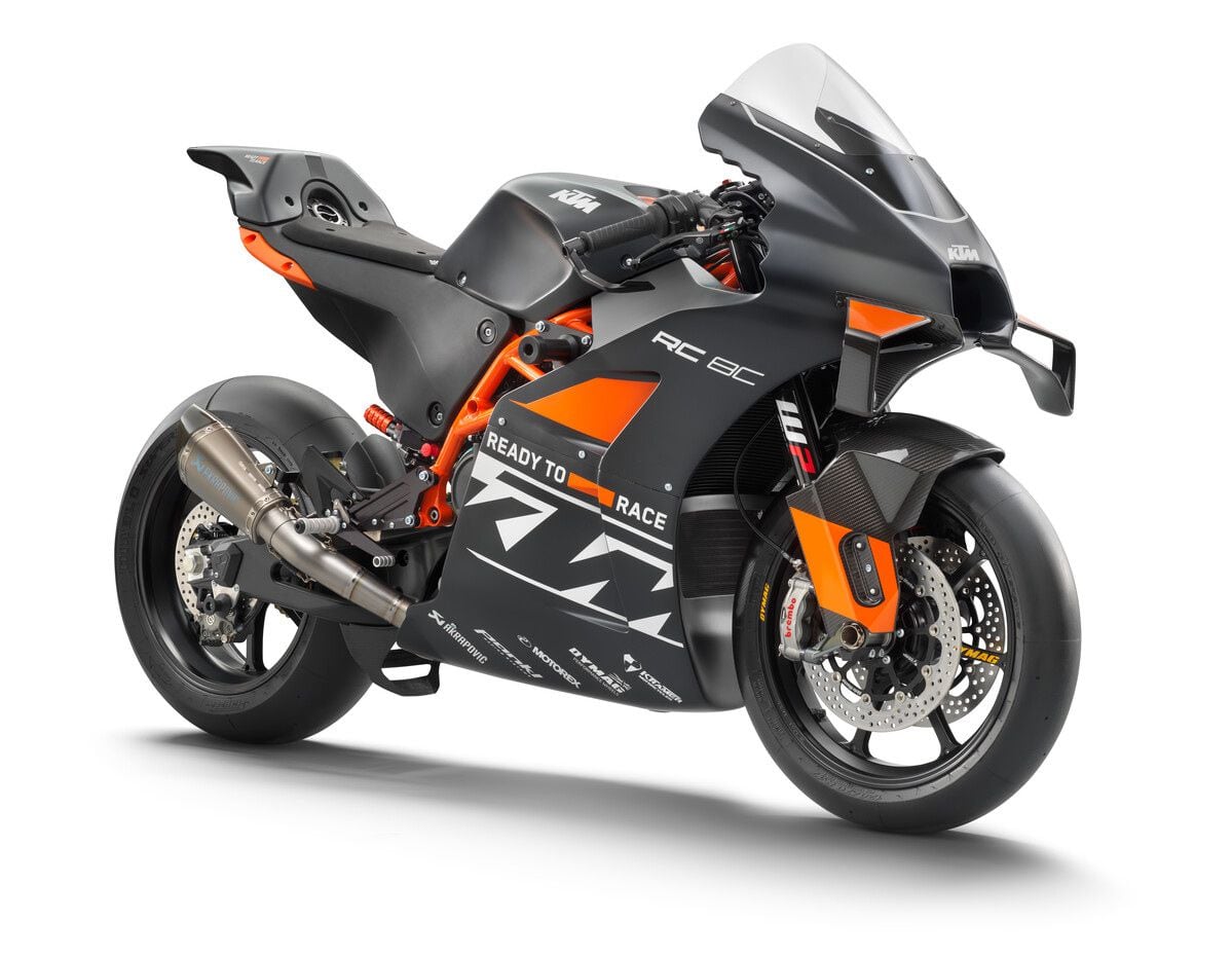 Like its long-distance cousin the RC16, the RC 8C gets aerodynamic winglets, and track-ready Pirelli Diablo SC1 slicks.