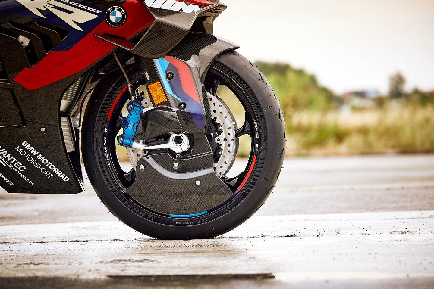 Cooling ducts reduce the M 1000 RR’s front caliper temperature up to 50 degrees Fahrenheit on the track.
