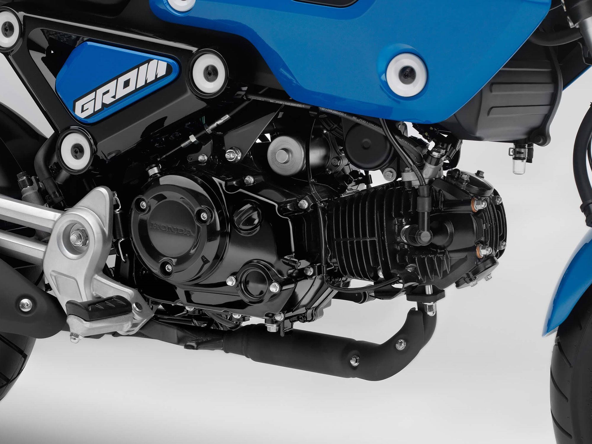 The 125cc two-valve engine has a narrower bore and longer stroke than its predecessor (50mm x 63.1mm compared to 52.4mm x 57.9mm) as well as a higher compression ratio of 10.0:1 (9.3:1 previously).